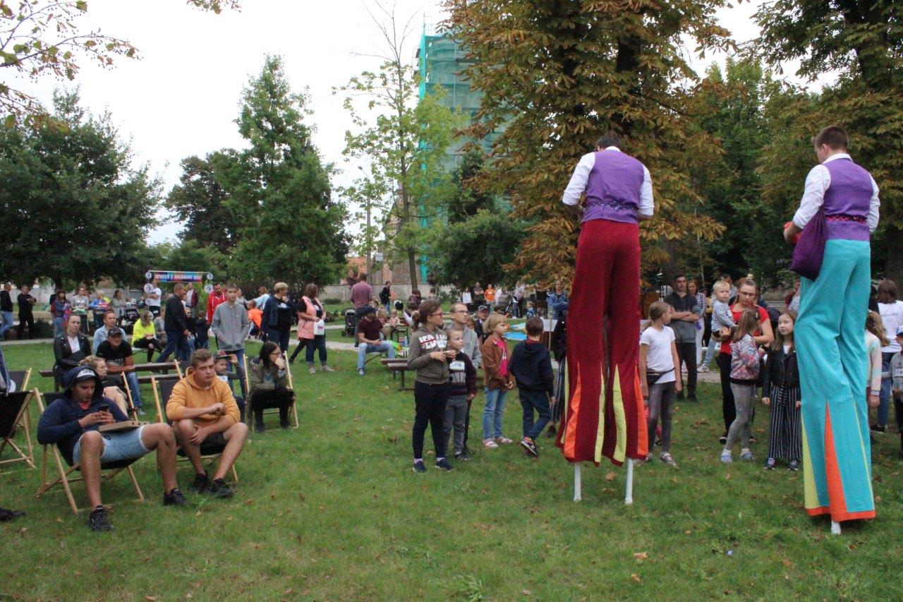 PARK W KOLORACH HOLI